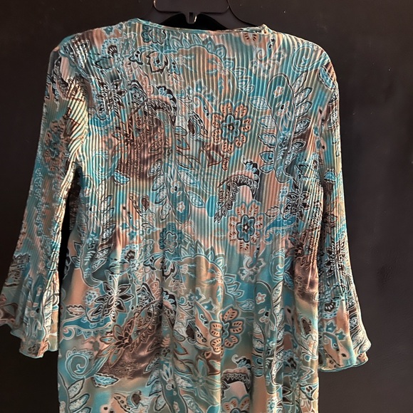 Plisse top with flowers size medium - Picture 2 of 3